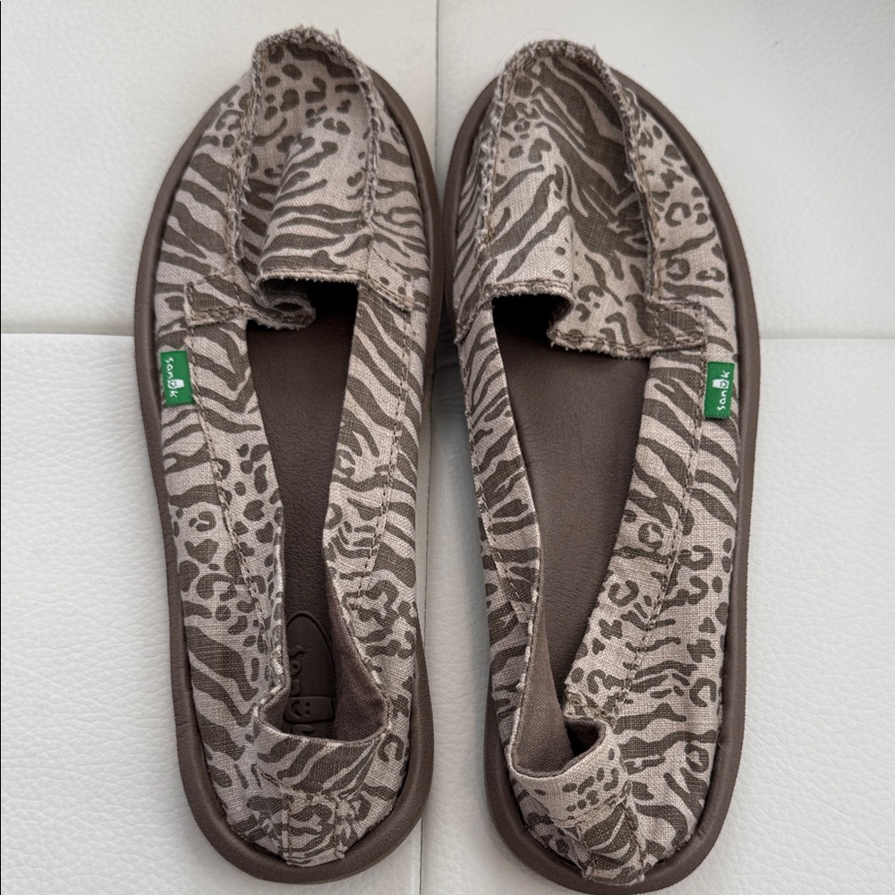 Sanuk NWOT Size 8 Casual Brown Slip-On Animal Print Shoes